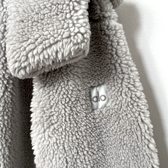 Alo foxy Sherpa in “dove grey” - Picture 3 of 5